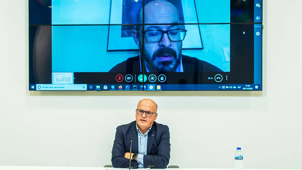 El presidente de la Diputación de Ourense, Manuel Baltar, y el profesor Andrés Mazaira (por videoconferencia) presentaron el informe del OEOu./A.PAZ.