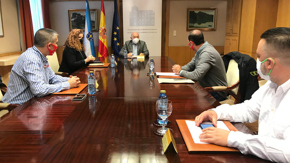 Reunión del delegado del Gobierno en Galicia con representantes de los hosteleros.
