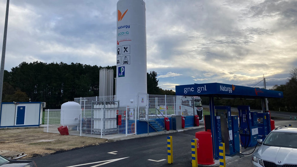 Gasinera de gas natural licuado y comprimido  que Naturgy ha abierto en Vilalba.
