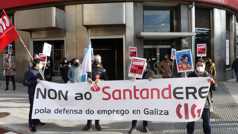 Concentración da CIG fronte ao ERE do Santander diante dunha oficina na Coruña.