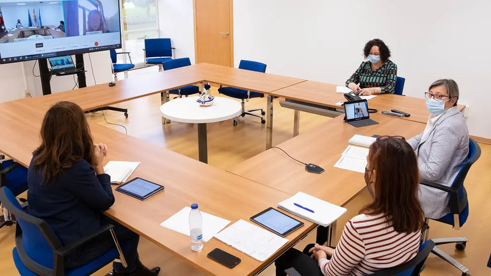 La conselleira de Mar, Rosa Quintana, mantuvo un encuentro por videoconferencia con la responsable de la DG Mare de la Comisión Europea, Charlina Vitcheva./X.CRESPO.