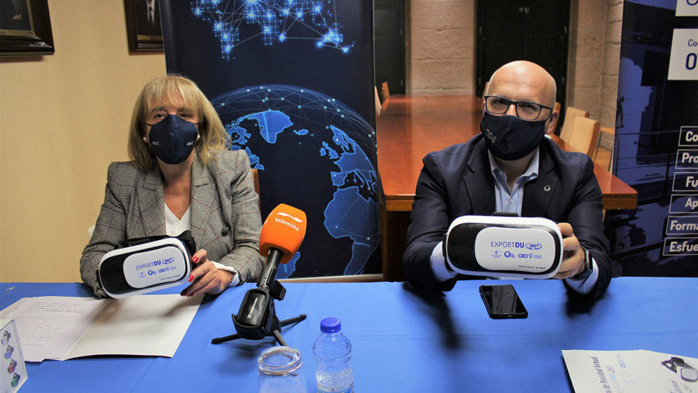 Marisol Novoa y Manuel Baltar posan con unas gafas de realidad virtual, que  permiten sacar todo el partido a los vídeos con tecnología 360º elaborados para la plataforma ExportOu.
