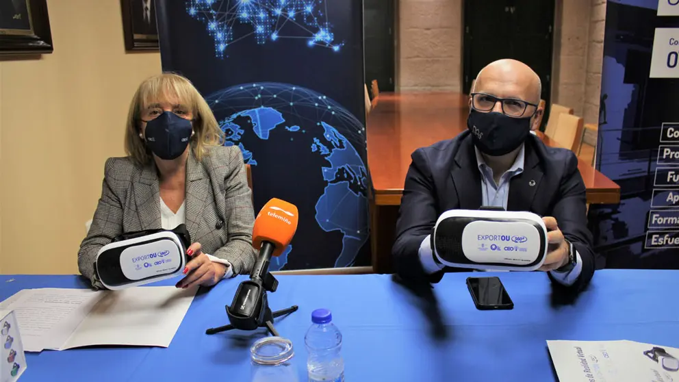 Marisol Novoa y Manuel Baltar posan con unas gafas de realidad virtual, que permiten sacar todo el partido a los vídeos con tecnología 360º elaborados para la plataforma ExportOu.
