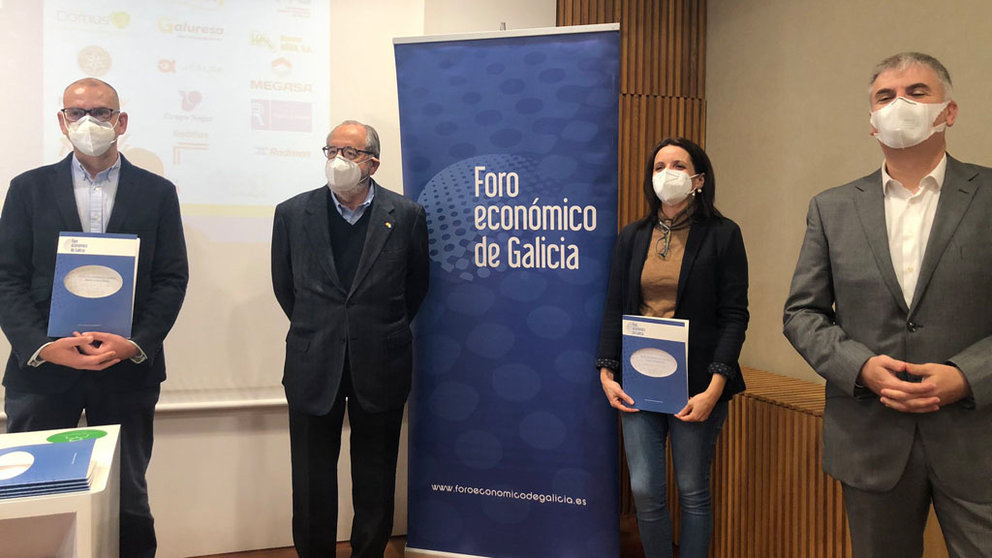 Miembros del Foro Económico de Galicia en la presentación del documento
