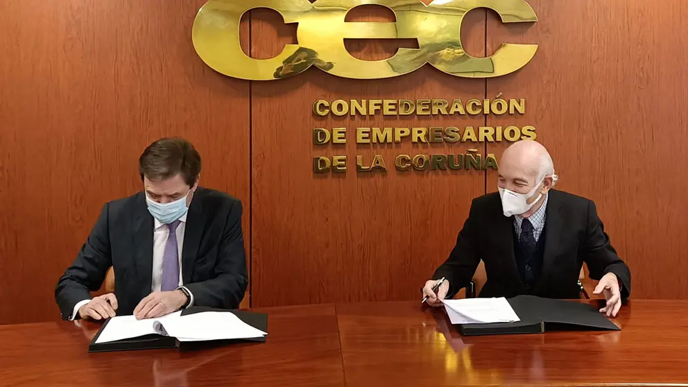 El el presidente de Asociación Profesional de Administradores Concursales (ASPAC), Diego Comendador, y el presidente de la CEC, Antonio Fontenla, firmando el acuerdo.