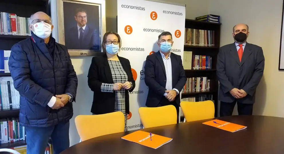 La presidenta y miembros de la junta directiva del Colegio de Economistas de Ourense con el presidente de la Asociación de Empresarios del Polígono Barreiros.