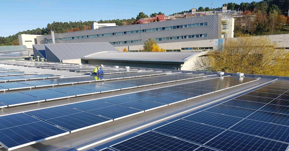 Instalación de la planta fotovoltaica en el campus vigués.