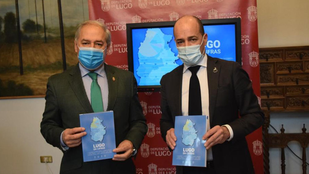 El presidente de la Diputación de Lugo, José Tomé Roca, y el secretario general de la Confederación de Empresarios de Lugo (CEL), Jaime López, con la publicación.