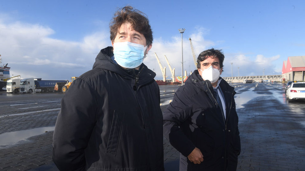 El alcalde de Arteixo, Carlos Calvelo y el presidente de la autoridad Portuaria de A Coruña, Martín Fernández Prado, en la visita a Punta Langosteira.