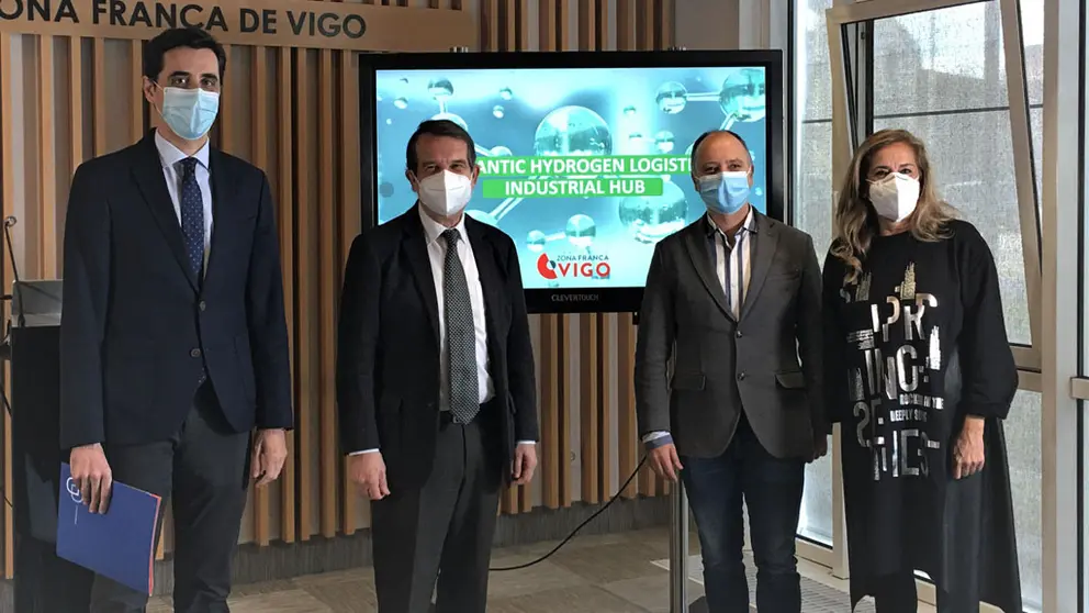 Alcalde de Vigo, Abel Caballero; delegado del Estado, David Regades; presidenta de la Diputación de Pontevedra, Carmela Silva; y director general de Energylab, Juan Ignacio Rodríguez Fernández-Arroyo, en la presentación del proyecto de planta de hidrógeno verde.