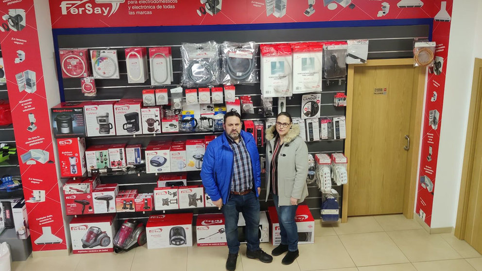 Los propietarios de Electrónica Vixin, en Xinzo, ante el nuevo córner de Fersay en la tienda.