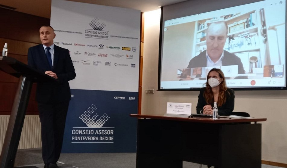 En primer término, el presidente de la CEP, Jorge Cebreiros, presentando las características de la aceleradora