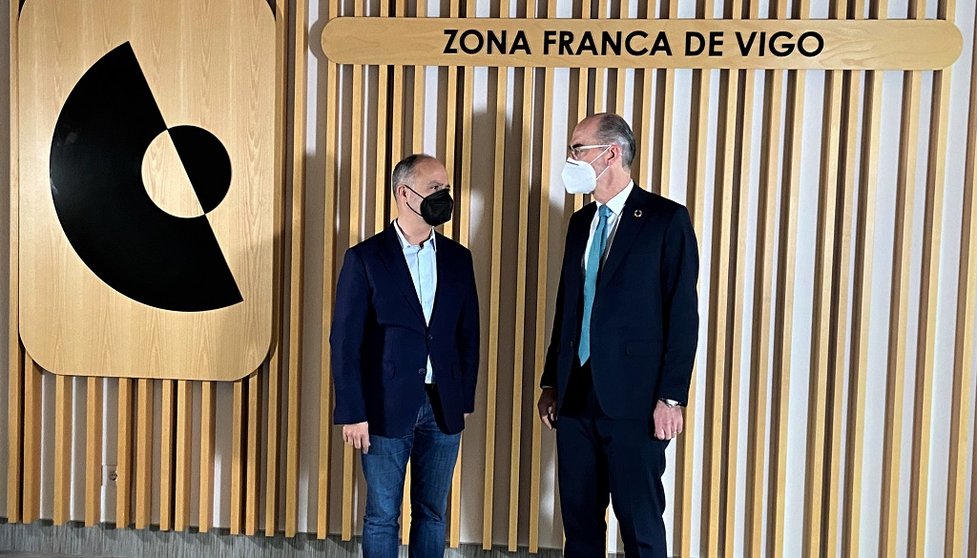 David Regades y Jesús Vázquez Almuíña en su primer encuentro institucional desde que el segundo preside el Puerto de Vigo.