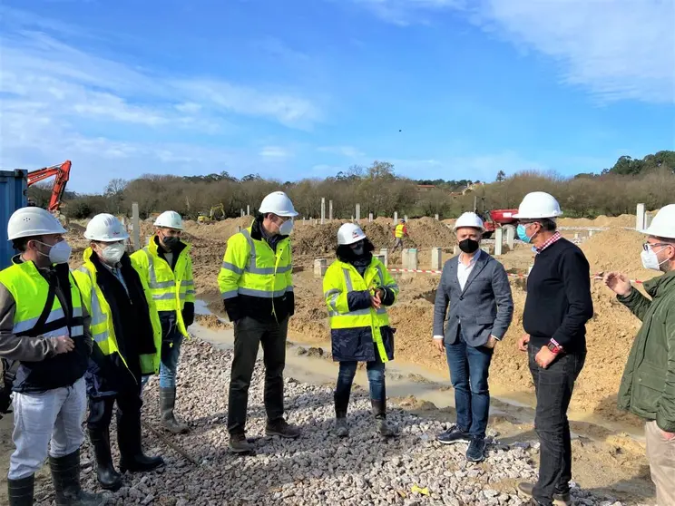 David Regades junto a técnicos, en el inicio de las obras de las naves polivalentes de Porto do Molle.