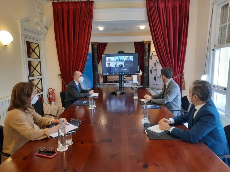 Beatriz Colunga, Jesús Vázquez Almuíña, Justo Sierra y Enrique Mallón, junto al resto de la junta directiva de Asime (en conexión telemática).