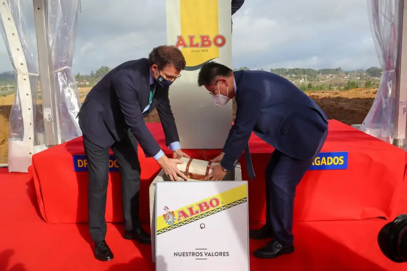 El presidente de la Xunta y el de Shanghai Fisheries, en el acto de colocación de la primera piedra de la planta de Conservas Albo en la Plisan.