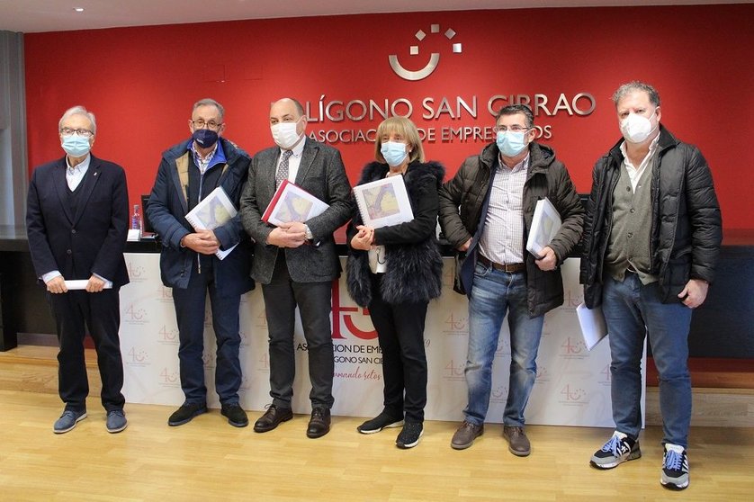 Los autores del anteproyecto de estación, junto alalcalde de San Cibrao, los presidentes de los poligonos de San Cibrao y Barreiros y la presidenta de la CEO.