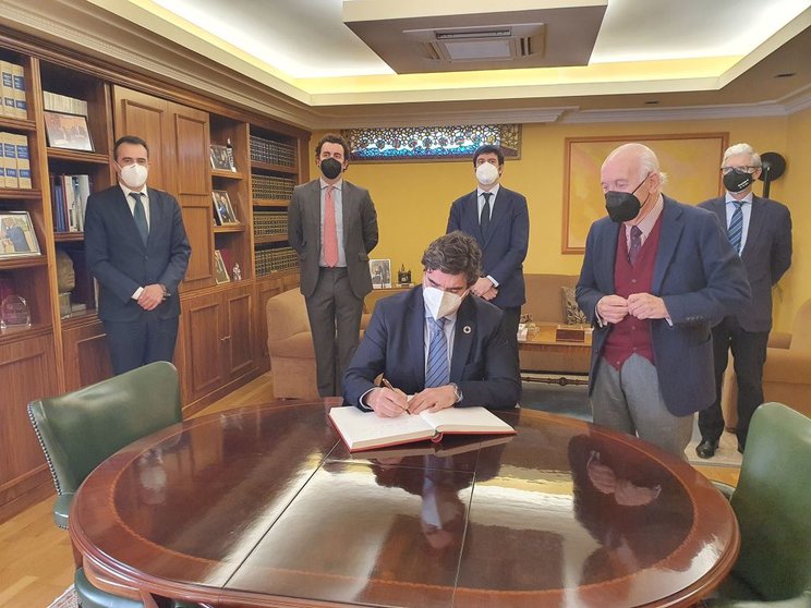 El presidente de la Autoridad Portuaria de A Coruña, Martín Fernández Prado, firmando en el libro de honor de la CEC.