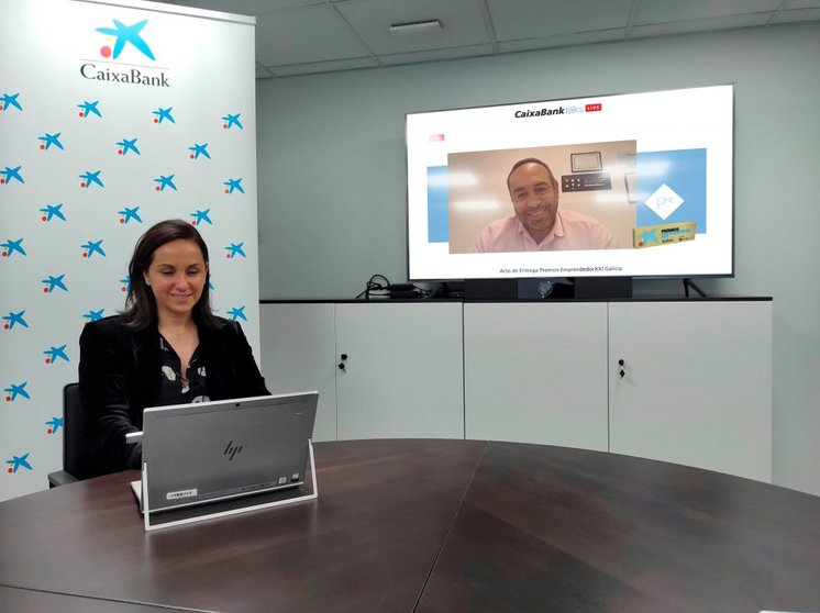 La directora comercial de Retail de CaixaBank en Galicia, Marta Albela, con el representante de Data Monitoring.