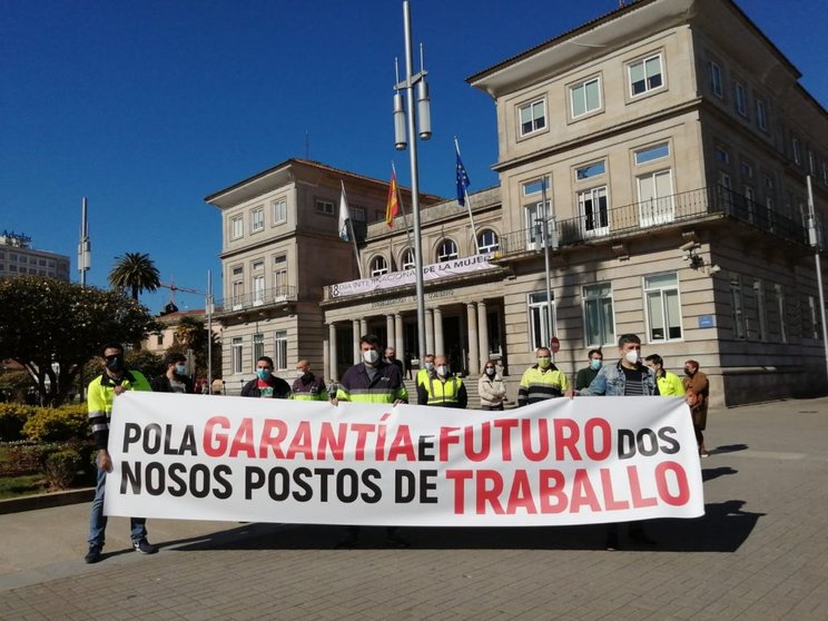 Concentración de traballadores de Ence diante da Subdelegación do Goberno en Pontevedra.