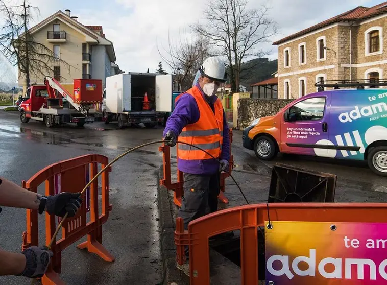 Trabajos de instalación de fibra óptica de Adamo en Lugo.