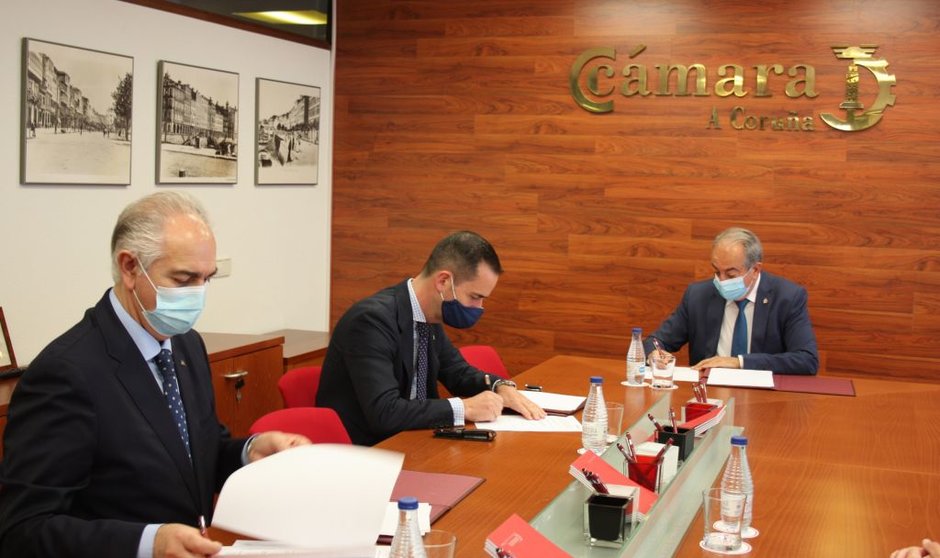 Los representantes de Abanca y la Cámara de Comercio de A Coruña en la firma del acuerdo de colaboración.