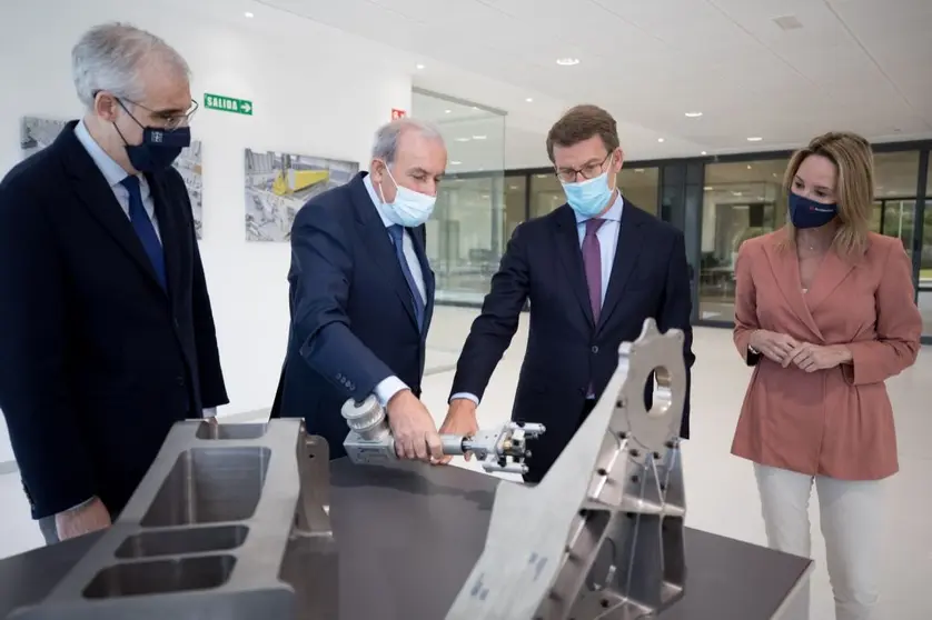 El conselleiro de Economía, el presidente de Delta Vigo, el presidente de la Xunta de Galicia y la delegada territorial de la Xunta en Vigo, en las instalaciones de la empresa en Nigrán.