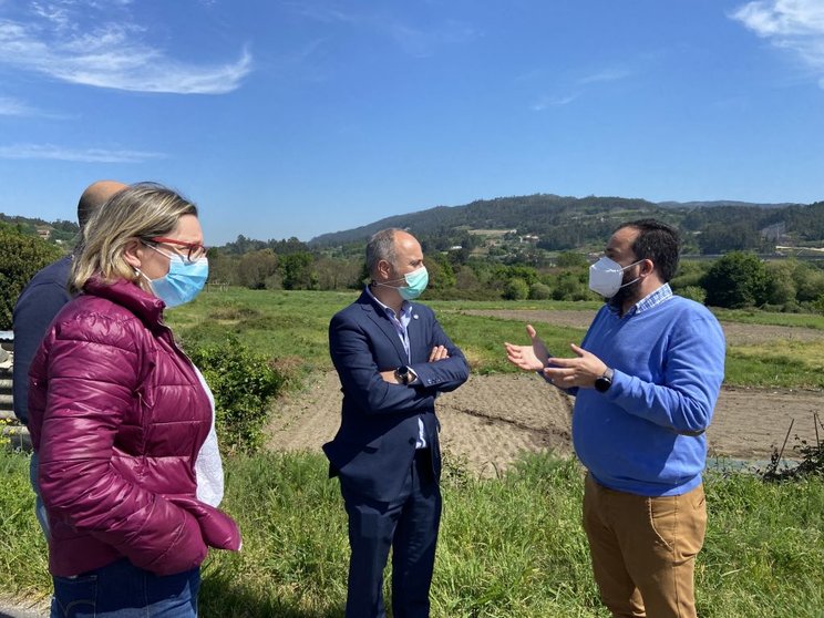 El delegado de Zona Franca de Vigo, junto a miembros del equipo de gobierno del Concello de Vilaboa, visitaron terrenos donde se podría ubicar el parque empresarial.