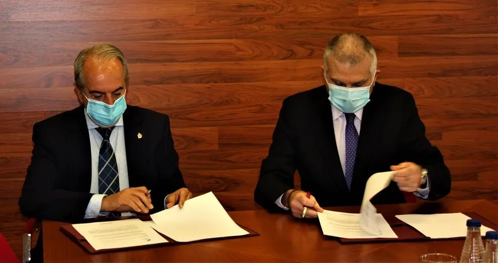 Antonio Couceiro y José Antonio Vázquez, durante la firma del convenio entre la Cámara coruñesa y Cegasal.