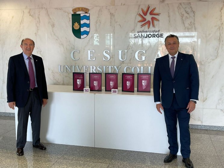 Jose Varela y Venancio Salcines con los tomos del expediente de solicitud de reconocimiento como univresidad privada de Cesuga.
