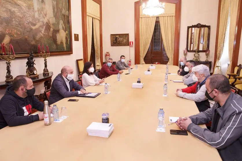 Membros do comité de empresa da refinaría de Repsol xunto á alcaldesa da Coruña, Inés Rey, e o concelleiro Lage Tuñas.