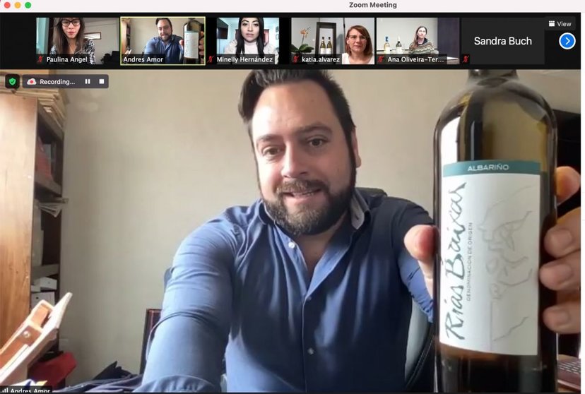El catador Andrés Amor, en una de las acciones online de promoción de los vinos de D.O. Rías Baixas en México.