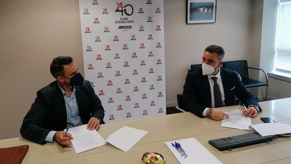 Jacinto Parga Fernández, de Marca Franca, y Diego Vázquez Reino, de APECCO, firmaron el acuerdo.