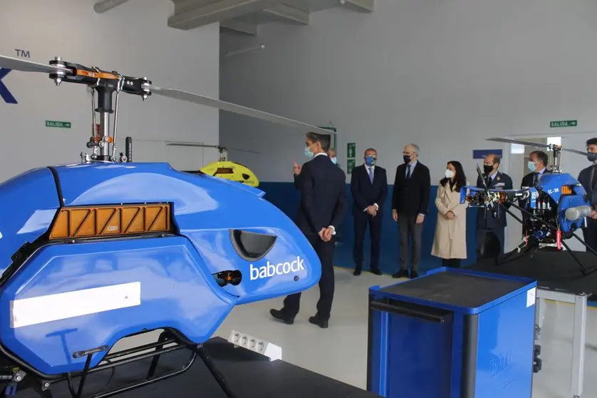 El conselleiro Francisco Conde, en una visita a los hangares de Banck en el aeródromo de Rozas.