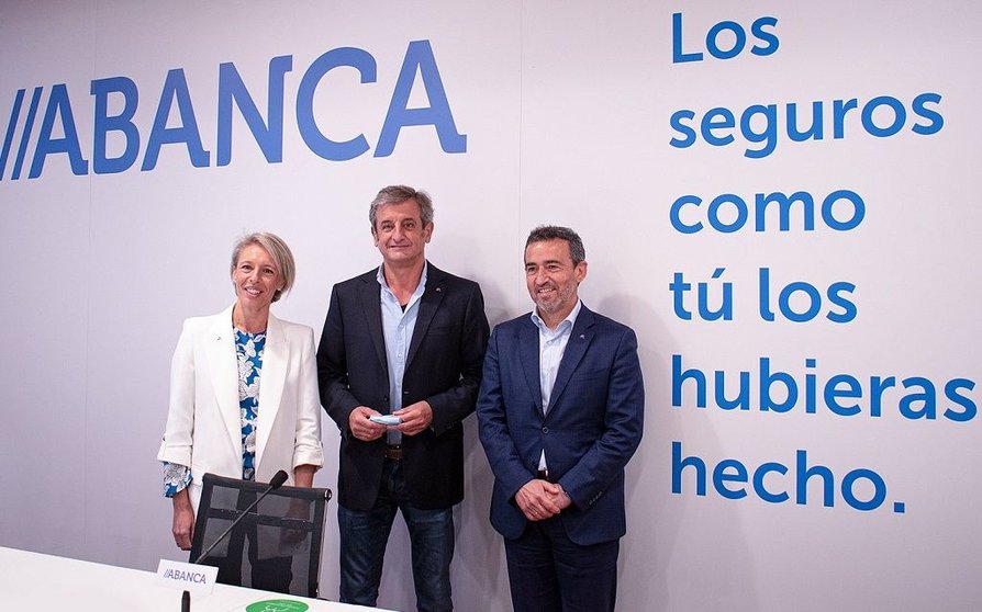 La directora comercial de ABANCA Seguros, Sonia Lucio, el copiloto de rally Luis Moya y el director general de ABANCA Seguros, Álvaro García Diéguez.