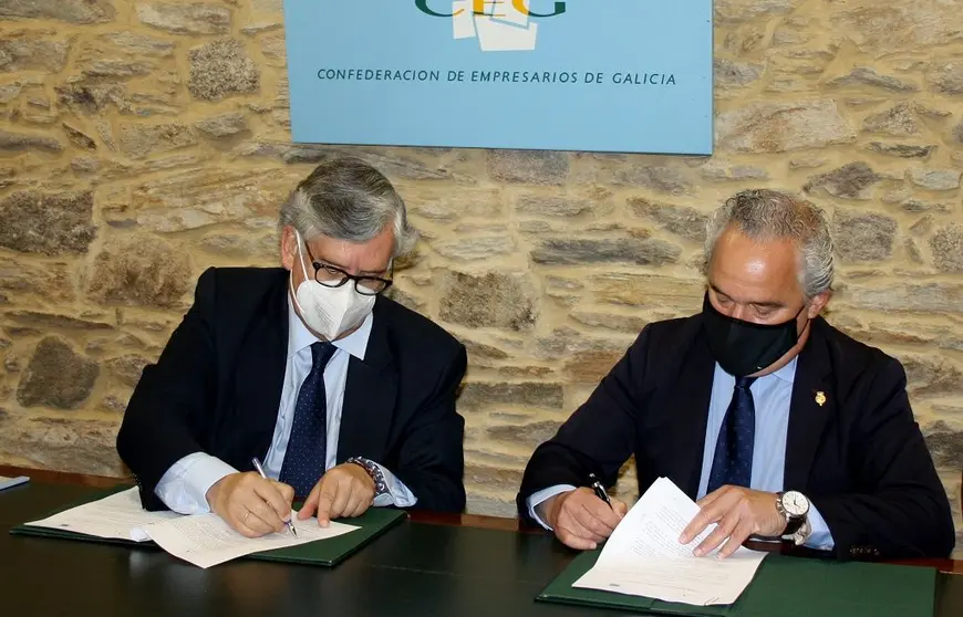 presidente de la Confederación de Empresarios de Galicia (CEG), Juan Manuel Vieites, y el director general de sostenibilidad del Grupo Adecco, Francisco Mesonero Fernández de Córdoba.