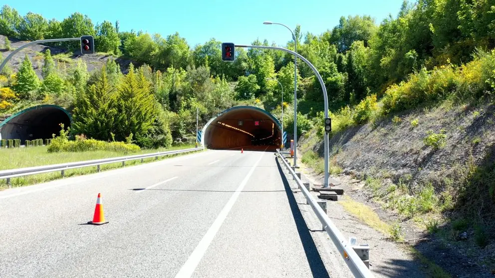 Entrada del túnel de Cereixarl, en la A-6, al que se ha dotado de tecnología 5G.