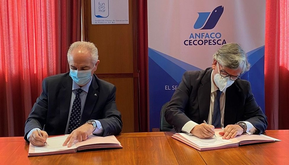 Lino Comesaña, por parte de Abanca, y Juan Manuel Vieites, en representación de Funpromar, firmaron el convenio.