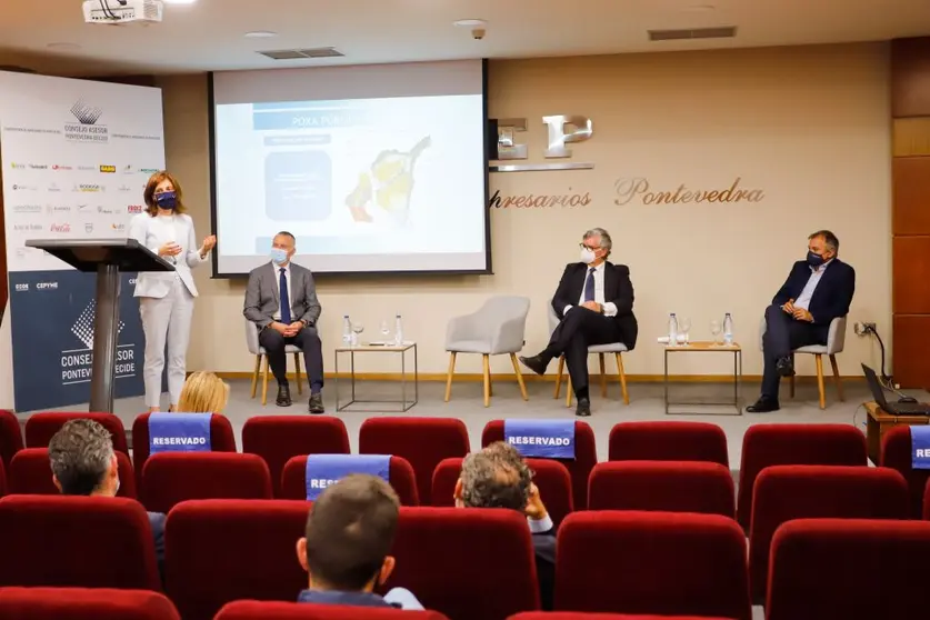 La conselleira Angeles Vázquez, en la reunión con empresarios pontevedreses en la sede de la CEP./MVR.