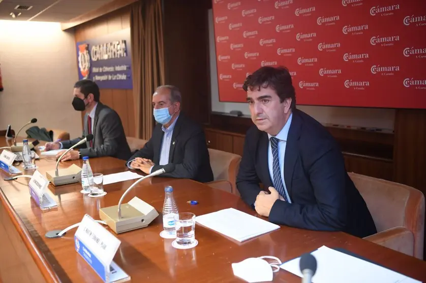 El presidente de la Autoridad Portuaria de A Coruña, Martín Fernández Prado (der.), durante su intervención en la Cámara de Comercio.