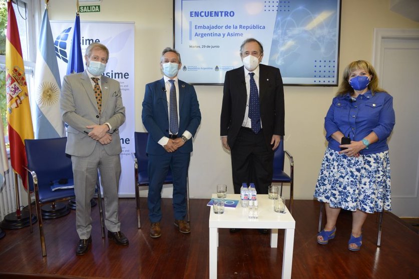 El embajador de Argentina en España junto al secretario general de Asime, la cónsul general de Argentina en Vigo, Silvina Montenegro, y el vicecónsul,.