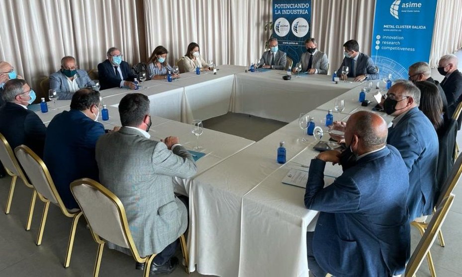 Junta directiva de Asime reunida en A Coruña con el delegado del Gobierno en Galicia.