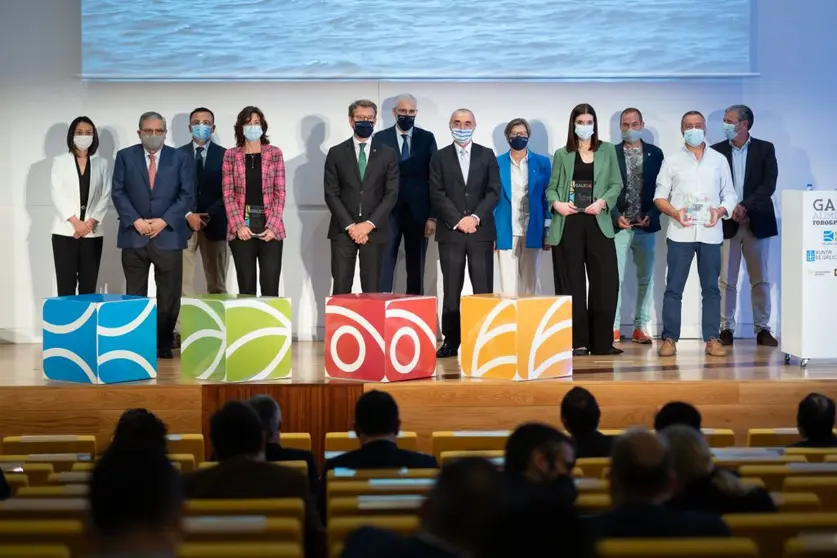 Autoridades y galardonados en la entrega de los VII Premios Galicia de Alimentación./D.CABEZÓN.