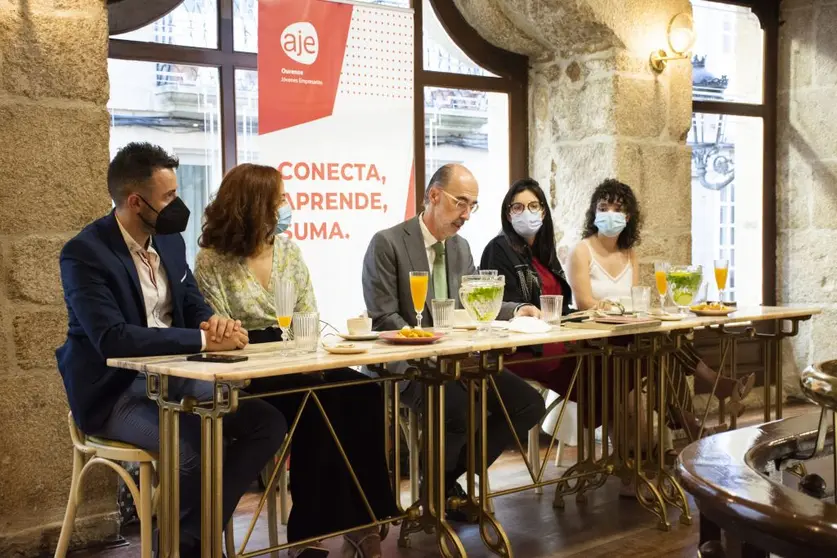 Miembros de AJE Ourense con el presidente de la Autoridad Portuaria de Vigo.