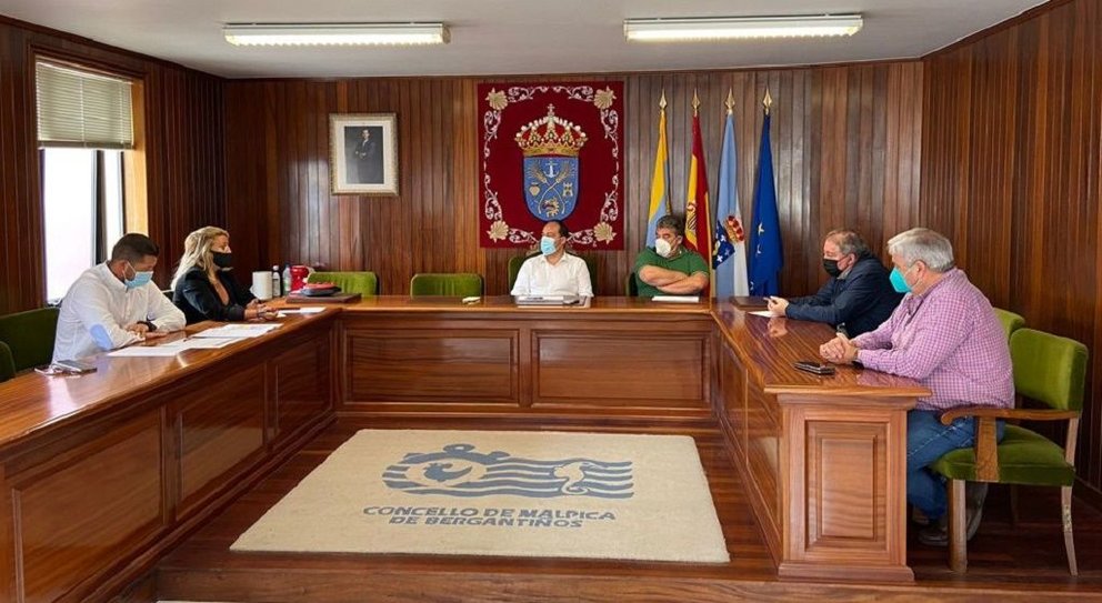 Reunión de la gerente de SEA con miembros de la corporación de Malpica y de la asociación de empresarios del municipio coruñés.