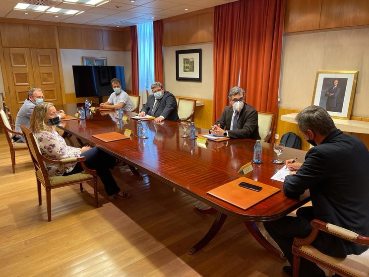 Representantes del Clúster de la Función Logística de Galicia y de Fegatramer, Apetamcor y Fetram con el delegado del Gobierno en Galicia, José Manuel Miñones.