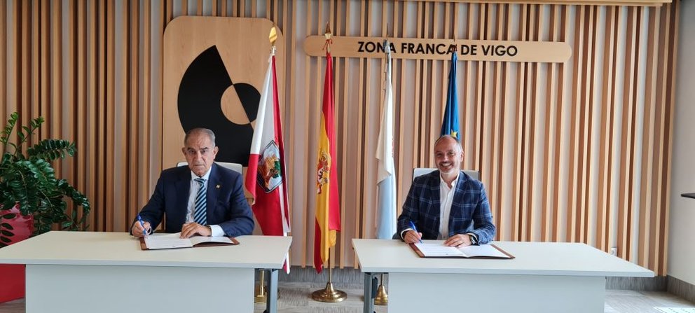 José García Costas y David Regades firmaron el acuerdo entre la Cámara de Comercio y la Zona Franca de Vigo.
