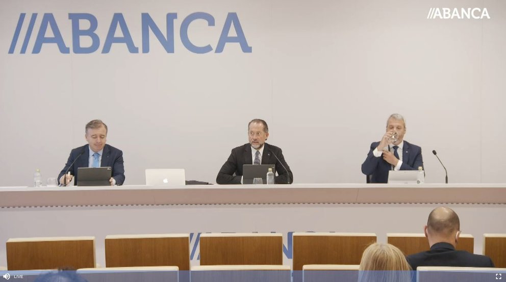 Francisco Botas, Juan Carlos Escotet y , en la presentación de resultados de Abanca.