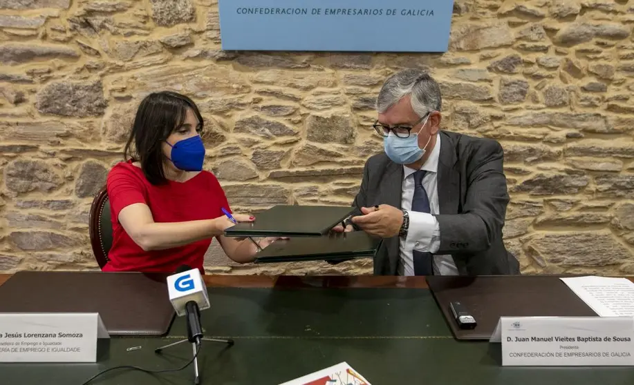 La conselleira de Emprego e Igualdade, María Jesús Lorenzana, y el presidente de la CEG, Juan Manuel Vieites, en la firma del acuerdo para patrocinar el Congreso.