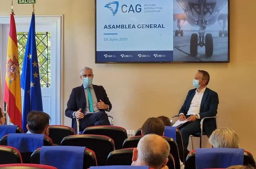 El vicepresidente económico de la Xunta, Francisco Conde, junto al presidente del Consorcio Aeronáutico Gallego, Enrique Mallón.